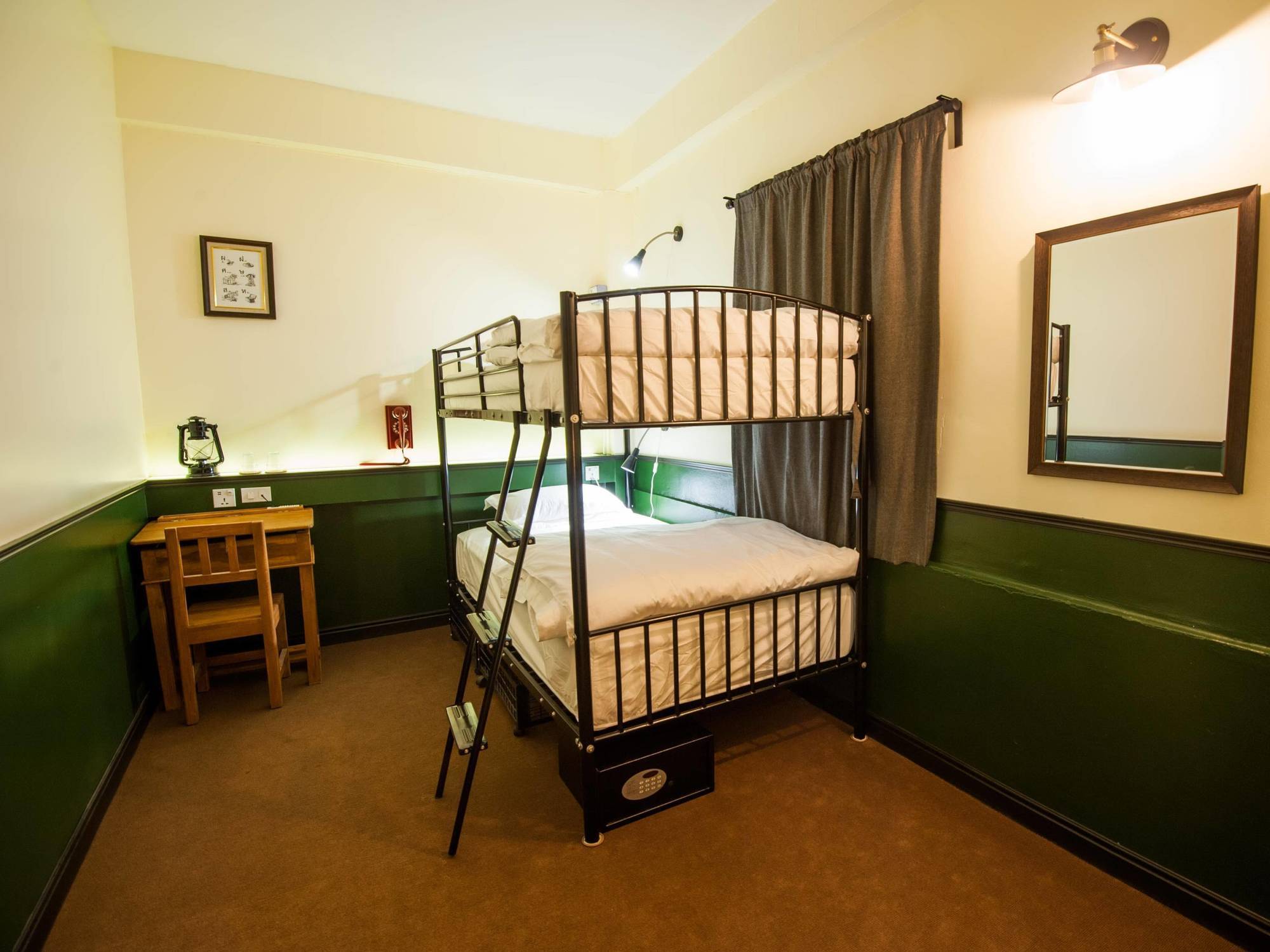 The Motley House Hostel Bangkok Ngoại thất bức ảnh