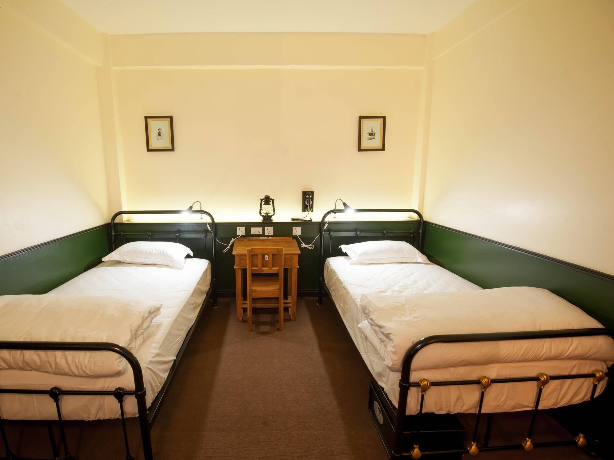 The Motley House Hostel Bangkok Ngoại thất bức ảnh