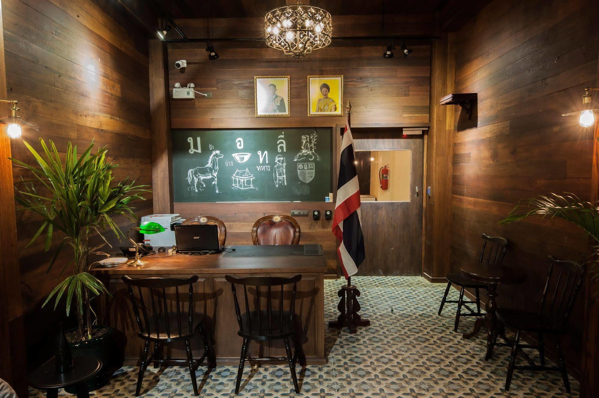 The Motley House Hostel Bangkok Ngoại thất bức ảnh