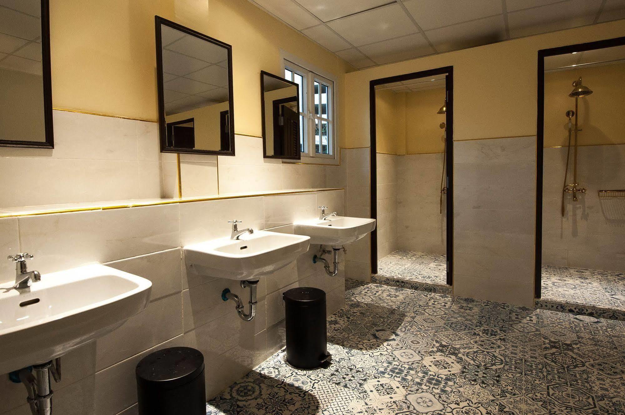 The Motley House Hostel Bangkok Ngoại thất bức ảnh