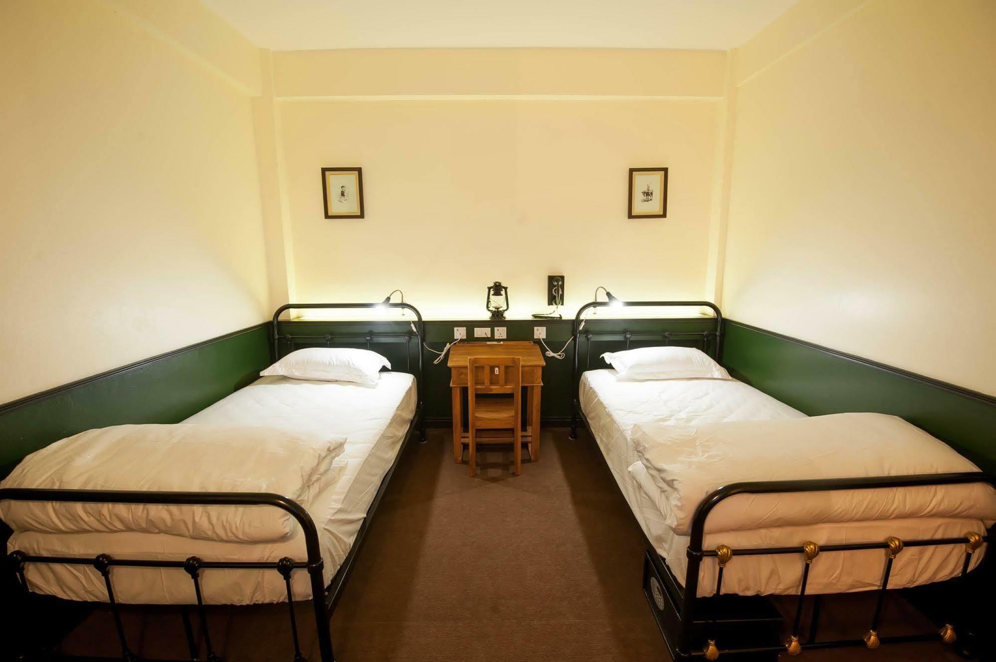 The Motley House Hostel Bangkok Ngoại thất bức ảnh