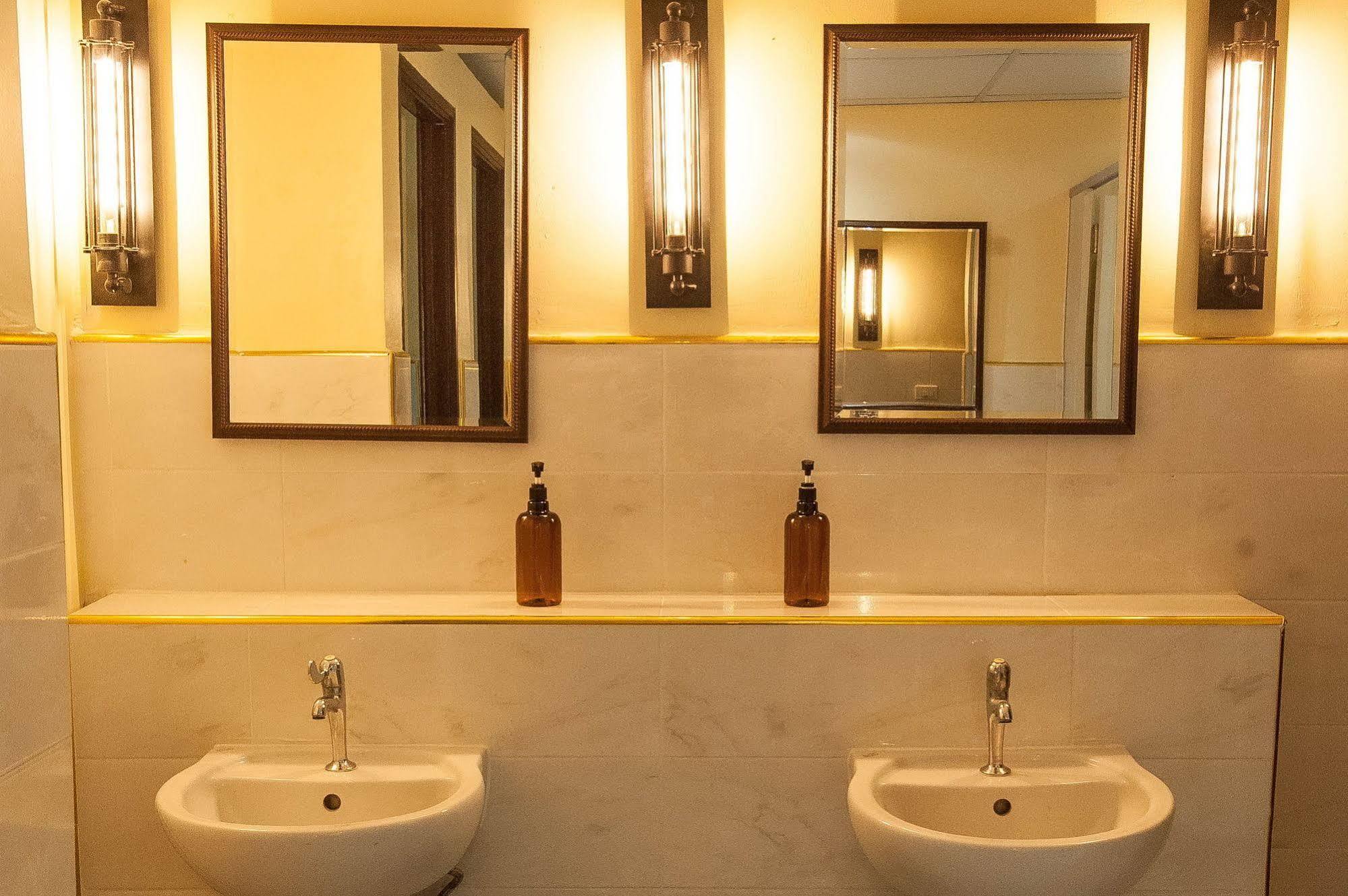 The Motley House Hostel Bangkok Ngoại thất bức ảnh